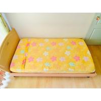 ราคา ผ้าปูที่นอนรัดมุม (แบบหนา) ขนาด 5ฟุต สีเหลืองลายดอกหลากสี ด้านบนมีระบาย มือสองสภาพดี สินค้าญี่ปุ่น-เกาหลีแท้ (17897746251)