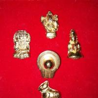 ราคา เทพยอดธง. ๑ ชุดกอปรด้วย ๕ องค์ คือ พระคเณศยอดธง พระพรหมยอดธง พระอุมาเทวียอดธง พระโคนนทิยอดธง ศิวลึงค์ยอดธง (1666512487)