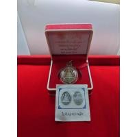 ราคา หลวงพ่อโสธร รุ่นอัญเชิญหลวงพ่อโสธรขึ้นจากน้ำ 245 ปี รุ่น 5 เนื้อเงินขัดเงาพ่นทราย วัดโสธรวรารามวรวิหาร พ.ศ.2558 พร้อม... (23319612197)