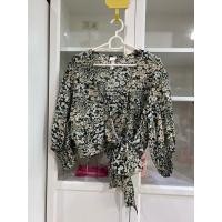 ราคา H&M เสื้อครอป ลายดอกเดซี่ แขนจั้ม ผูกเอว (25088818165)