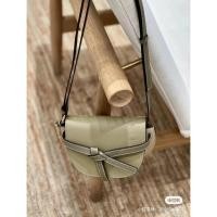 ราคา Loewe Dual Mini Gate กระเป๋าสะพายข้างสีโมแลนดี้สีเขียว ผลิตจากหนังโคว์ไฮด์พร้อมอะลูมิเนียมที่สามารถถอดเปลี่ยนได้ (51051187348)