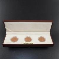 ราคา เหรียญที่ระลึกเบญจมหามงคล ทองแดง 27 ม.ม. ในชุดกล่อง 3 เหรียญ พ.ศ. 2542 (24959294294)