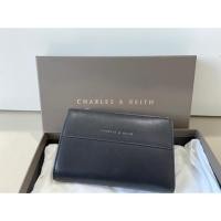 ราคา กระเป๋าตัง charles&keith รุ่น CLASSIC SNAP BUTTON WALLETมือ2 ของแท้ (4016008189)