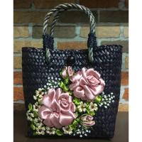ราคา (พร้อมส่ง)กระเป๋าสานกระจูดปักริบบิ้นช่อดอกไม้สวยงาม พร้อมซับใน (23615730268)