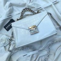 ราคา กระเป๋าสะพายข้าง Guess Lynda Mini Chain Crossbody ของแท้ (13348378226)