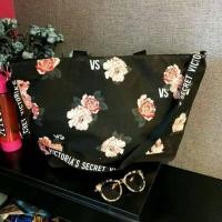 ราคา กระเป๋าทรง Tote ใบใหญ่ ทรงสวย เริชชช จากแบรนด์ Victoria’s secret Rose Tote Bag 2018 (1651690510)