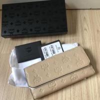 ราคา New MCM wallet สีครีมปั๊มหนัง ซื้อเมื่อ 10 ก.ค.61 เก็บอย่างเดียวยังไม่เคยใช้ ใส่บัตรได้ 12 ใบ อุปกรณ์ กล่อง ถุงผ้า การ์ด (1505886381)