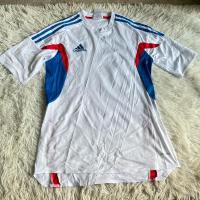 ราคา เสื้อกีฬาสีขาวปักโลโก้สีฟ้าเข้ม adidas ป้ายติด ไซส์ L ของแท้ 100% (27232250511)