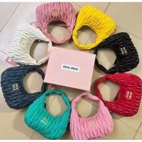 ราคา : กระเป๋า miu miu wander matelassé nappa leather mini hobo bag (20274650723)