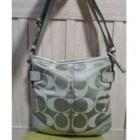 ราคา กระเป๋าแบรนด์ Coach แท้ รุ่น Signature Chain Duffle F19730 ไซส์ 10 นิ้ว ขายเท 230 บาทค่ะ (25852250802)