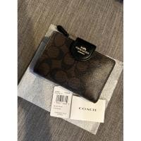 ราคา **ส่งต่อ มือสอง**กระเป๋าสตางค์โค้ช COACH Medium Corner Zip Wallet กระดุม (27333272503)
