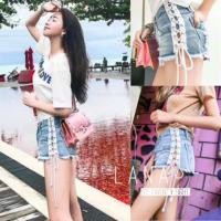 ราคา ส่งฟรีกางเกงยีนส์ขาสั้นแต่งถักร้อยเชือกสีขาวด้านข้างตัว (313906223)