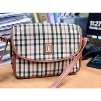 ราคา crossbody แบรนด์ DAKS ลายสก๊อตน้ำตาล มือสองของแท้ (21126119144)