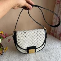 ราคา Zara แท้ คอสบอดี้เครื่องวงกลมสภาพดีสวยมีร่องรอยใช้งานมือสองทั่วไปซับในสะอาดมีช่องใส่บัตร ขนาด 6.5x2x6 นิ้ว 550 บาท (27428969382)