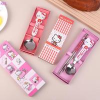 ราคา (KFL) Kawaii Hello Kitty ตะเกียบช้อนส้อม Sanrio KT แมวสแตนเลสบนโต๊ะอาหารชุดแบบพกพาอาหารเย็นอะนิเมะ Flatware ขายร้อน (41926775088)