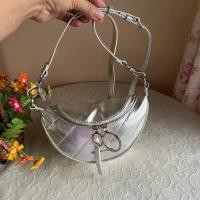 ราคา Charles&Keith แท้ ครอสบอดี้ งานหนังแท้ซับในผ้า สีมีหลุดบางจุด ร่องรอยใช้งานมือสองเล็กน้อย ฐาน 6 กว้าง 2.5 สูง 5 นิ้ว (56752154058)