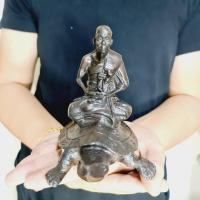 ราคา หลวงปู่หลิว วัดไร่แตงทอง ประทับบนหลังพญาเต่าเรือนมหาเศรษฐี (หน้าตัก3นิ้ว สูง18ซม.)เนื้อโลหะผสมชนวนเก่า (13033471467)