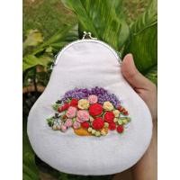 ราคา กระเป๋าปิ๊กแป๊ก ปาก8.5ซม. ผ้าด้นมือทั้งใบ ปักมือละเอียด (10808542349)
