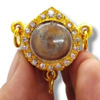 ราคา ลูกอมพรายกุมาร หลวงปู่ทิม วัดละหารไร่ ด้านหลังติดจีวรหลวงปู่ เลี่ยมกรอบตลับทองลงยาฝังเพชรงดงามมากลูกอมพรายกุมาร หลวงปู่ท (23743769506)