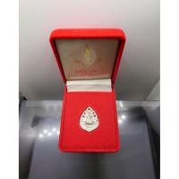 ราคา หลวงปู่ทวด เหรียญหล่อฉลุ เนื้อเงิน แท้ % รุ่นเจ้าฟ้าเพชรรัตน์ วัดช้างให้ จ.ปัตตานี ปี 2537 กล่องเดิม #พระ #หลวงพ่อทวด (29028524903)