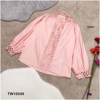 ราคา PE10549 เสื้อเชิ้ตแขนยาวด้านหน้าแต่งฉลุลูกไม้ ตัวเสื้อผ้า คอตตอน ปลายแขนแต่งฉลุลูกไม้ (2861203820)
