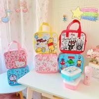 ราคา ** เคลียสต๊อค ** กระเป๋าใส่อาหารใส่กับข้าว วัสดุผ้าลายการ์ตูน ขนาด 300 ml ได้ 2 กล่อง ขนาด 26×23×14 cm ด้านในเป็นบุฟรอย (19893656039)