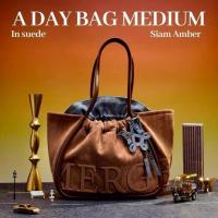 ราคา กระเป๋า Merge A Day bag ไซส์Mediumของแท้! (สีน้ำตาลอ่อน) (41906726899)