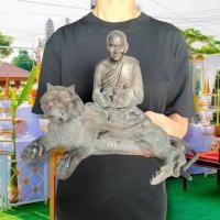 ราคา หลวงพ่อเปิ่น ประทับบนหลังพญาเสือ รุ่นแรก วัดบางพระ (กว้าง10นิ้ว สูง7นิ้ว)บูชาเสริมอำนาจบารมีท่านเป็นบรมครูแห่งสายอักขระย (13993888125)