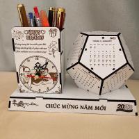 ราคา หกเหลี่ยมโต๊ะไม้ปฏิทิน เท็ต ปฏิทินนาฬิกาผู้ถือปากกาสลักโลโก้ภาพขึ้นขอของขวัญสําหรับเพื่อนพันธมิตรลูกค้า (40063541793)
