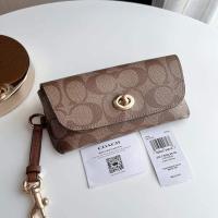 ราคา กระเป๋าใส่แว่น น้ำตาล Coach Sunglass Case In Signature Canvas 73639 แท้% (24100694114)