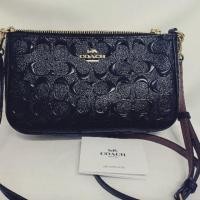 ราคา กระเป๋า COACH พอชหนังแก้วสีดำ ลายC นูน ส่งฟรี !! 3,490 ฿ (1931748344)