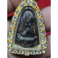 ราคา พระปิดตาพิมพ์ปั้นเนื้อกะลาคลุกรักลงทอง ของหลวงพ่อแก้ว วัดปากทะเล พร้อมใส่กรอบทองไมครอน 300 แท้ (26942776506)