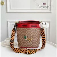 ราคา F.A ว่าแท้100% coach แท้ REXY Tiger Print New Year Limited Edition กระเป๋าถังผู้หญิง กระเป๋าสะพายข้าง C7769 (25110834184)