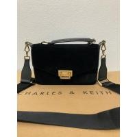 ราคา กระเป๋า Charles & Keith สีดำ 8.5 นิ้ว มือสองของแท้ (23617595256)