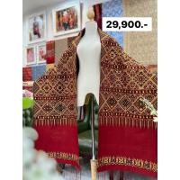 ราคา ผ้าคลุมไหล่ ไหมแพรวา ขนาด 50x 2.60ซม. พื้นสีแดง รหัส Z-BM-07216817 (43209267734)