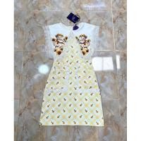 ราคา (2xl) พร้อมส่งชุดเดรสคอปกลายน้องหมีสีเหลืองดอกทานตะวัน+เข็มกลัดดอกไม้สีเหลือง งานป้าย Chalita แท้ มือ1 ป้ายห้อย (24537050137)