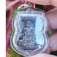 ราคา เหรียญเสมาหลังหมูคาบแก้วเหยียบเมฆ เนื้อนวะโลหะ พร้อมเลี่ยมห้อยคอ ปี 52 หลวงปู่กาหลง เขี้ยวแก้ว (15683998420)