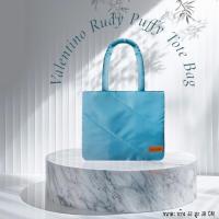 ราคา (New‼️)กระเป๋าสะพายข้าง Valentino Rudy Puffy Tote Bag กระเป๋าสีฟ้า (27517716172)
