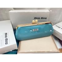 ราคา Miu Miu Patent Leather Clutch Bag สีฟ้า สดใส (24152460337)