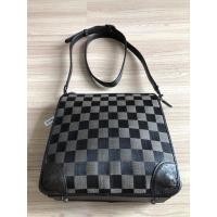 ราคา กระเป๋าผ้าลายตาราง มุมกระเป๋าตัดด้วยหนังนกแท้ มือสอง ของแท้% (24963771694)