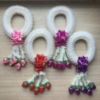 ราคา [ P9 ] พวงมาลัยริบบิ้น ริ้วทอง สำหรับถวายพระ / วันพ่อ / วันแม่ ยาว 10" ผ่าศูนย์กลาง 5" (8319396756)