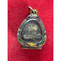 ราคา หลวงพ่อแก้ว วัดเคลือวัลย์ พระปิดตา ผงคลุกรัก พิมพ์เล็ก พร้อมตลับ สภาพสวย มีบริการเก็บเงินปลายทาง (26060213500)