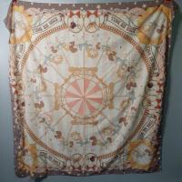 ราคา ผ้าคลุมไหล่ผู้หญิง Kiss Me Doll ของแท้ มือสองลายม้าหมุน (18422815098)