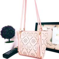 ราคา โปรดปราน กระเป๋าสะพายลายฉลุ (934073140)