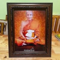 ราคา กรอบรูปภาพ พระพรหมปัญโญ หลวงปู่ดู่ ขนาด 26x32 ซม. มีขาตั้งโต๊ะและหูห้อยแขวนผนัง เป็นของขวัญ ที่ระลึก (27172325513)