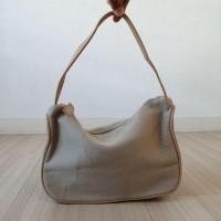 ราคา กระเป๋าสะพายไหล่ Uniqlo​ มือสอง ของแท้100% ซื้อจากญี่ปุ่น สีครีมน้ำตาล ใหม่ สายหนังเทียม 24x16 cm.สภาพดี ข้างในมีช่องซิป (57301938954)