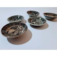 ราคา ถ้วยสังคโลกขนาดเล็ก เครื่องสังคโลกสุโขทัย ศรีสัชนาลัย ลายปลาคู่และปลาเดี่ยว 1 ชุดมี 5 ใบ (6888473489)