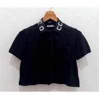 ราคา เสื้อคอปกโปโลสตรีเอวลอยสีดำแต่งอักษรขาวสวย CC DOUBLE O อก 37" ยืดได้ ยาว 17" (16995118438)