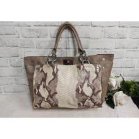 ราคา กระเป๋าสัญลักษณ์ มุงกุฏ หนังแท้ ปรับได้2แบบ 1ช่องหลัก 4ย่อย หน้า1หลัง1ช่อง ราคา : 650 ปากกว้าง 18นิ้ว สูง 12นิ้ว ฐาน 5.5 (18787028481)