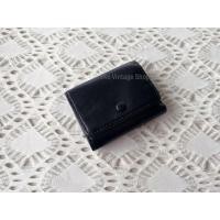 ราคา กระเป๋าสตางค์ 3 พับ ใบจิ๋ว ทำจากหนังแท้ หนังนิ่มๆ สีดำ หน้ากระดุม สไตล์ minimal ขนาดกระทัดรัดมือสอง สภาพดีมากตู้ญี่ปุ่น (40964829251)